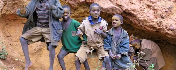 Otroci iz plemena Batwa obiskovalce spremljajo na vsakem koraku
