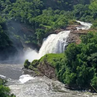 Murchinsonovi slapovi, ki jih večina turistov  obišče zaradi safarija
