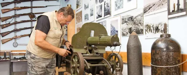 Muzejska zbirka, urejena kar na hodniku okrepčevalnice, bi si zaslužila več prostora