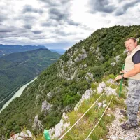 Vodeni ogledi  kavern se običajno začnejo na razgledni točki, kjer Bogdan obiskovalcem razloži potek vojne in soške fronte