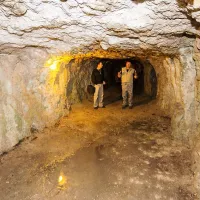 Že očiščene kaverne, kjer potekajo vodeni ogledi, so tudi razsvetljene, kot so bile včasih