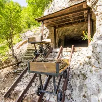 Pri urejanju kavern so obnovili tudi del nekdanje vlečnice, povezane z železnico ob Soči, dobrih 400 metrov nižje
