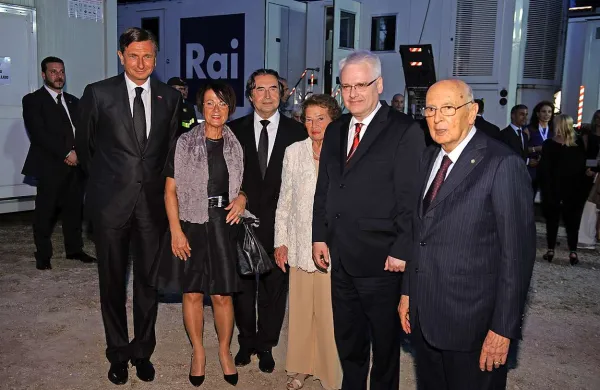 Pred kostnico v Sredipolju zazvenel  Requiem