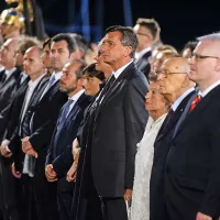 Pred kostnico v Sredipolju zazvenel  Requiem
