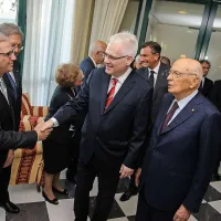 Pred kostnico v Sredipolju zazvenel  Requiem