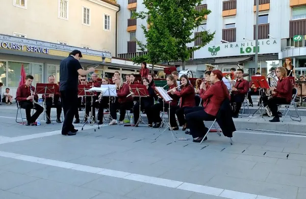 Postojnska godba 1808 je pod vodstvom dirigenta Vida Pupisa ter predsednika Bogdana Mitkovskega  zaključila  sezono 2013/2014