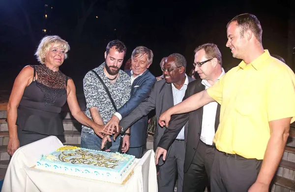 Letos jim je torta šla v slast (z leve Lada Tancer, Rudi Bučar, Slavko Ivančić, Peter Bossman, Marko Filli in Marko Česnik, z leve). Bo tako tudi po 35. MMS?