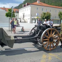 ... na furmanski praznik so namreč pripeljali sto let star in pet ton težak kanon iz Soške fronte.
