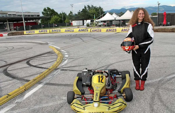 Vanessa Ambroželj ob vozilcu, ki v nekaj sekundah doseže 115 kilometrov na uro 