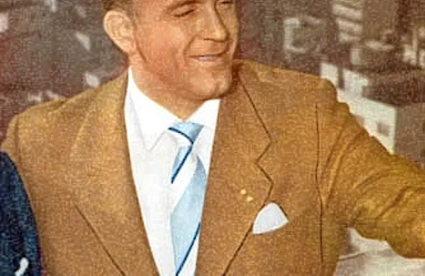 Legendarni nogometaš Alfredo di Stefano, ki je v soboto utrpel srčni infarkt in bil v kritičnem stanju, je danes v 89. letu starosti umrl v Madridu