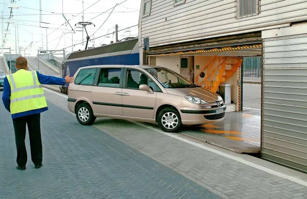 Zaradi izpada elektrike je zjutraj sredi predora pod Rokavskim prelivom obstal vlak, zaradi česar so morali evakuirati skoraj 400 potnikov