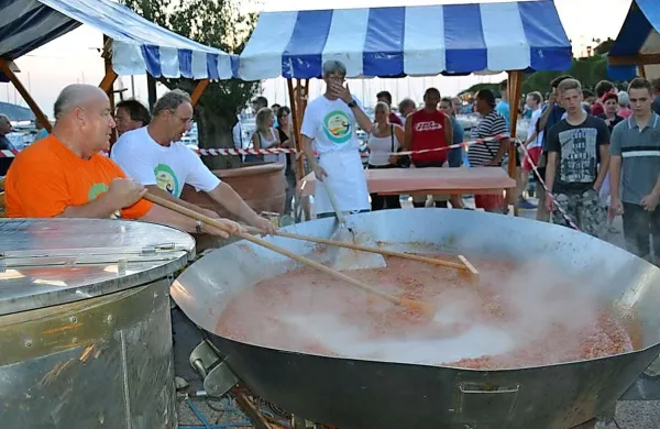 Ob tekmovanju so prireditve obeležile še nekatere aktivnosti kot - na primer - dobrodelno kuhanje pašte