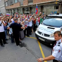 Prihod janeza Janše na ljubljansko sodišče je spremljalo okoli 150 Janševih podpornikov, ki so tudi med sojenjem vzklikali v podporo predsedniku SDS