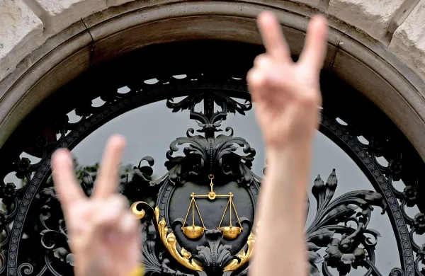 Na ljubljanskem okrožnem sodišču se je začela prva od dveh obravnav, ki čakata predsednika SDS Janeza Janšo