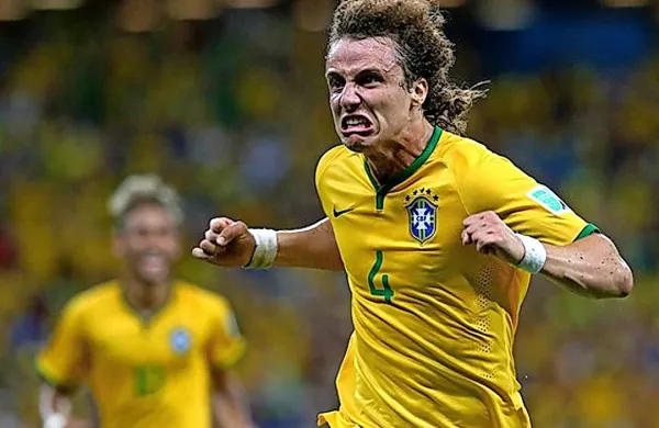 David Luiz (na fotografiji v ospredju, v ozadju je Neymar) je 
zadel proti Čilu in Kolumbiji. Kako bo z Nemčijo?  