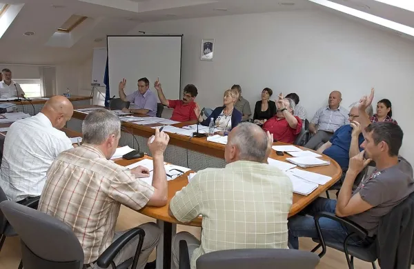 Svetniki Občine Komen so že  obravnavali in prvič sprejeli  predlog proračuna za naslednje leto, česar ni storila še nobena od notranjsko-kraških občin. Tako  ne bodo zamudili pravočasnega sprejemanja proračuna za leto 2015.