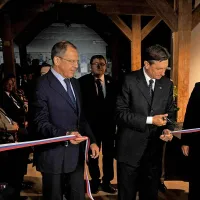 Trak ob odprtju bodočega muzeja je prerezal slovenski predsednik Borut Pahor (v sredini), skupaj z ruskim zunanjim ministrom Sergejem Lavrovom (levo) in Karlom Erjavcem,  slovenskim zunanjem ministru, ki opravlja tekoče posle