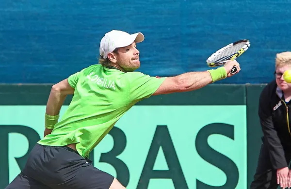 Prvi nosilec teniškega turnirja serije challenger Tilia Slovenia Open v Portorožu, Ljubljančan Blaž Kavčič, je zanesljivo preskočil prvo oviro