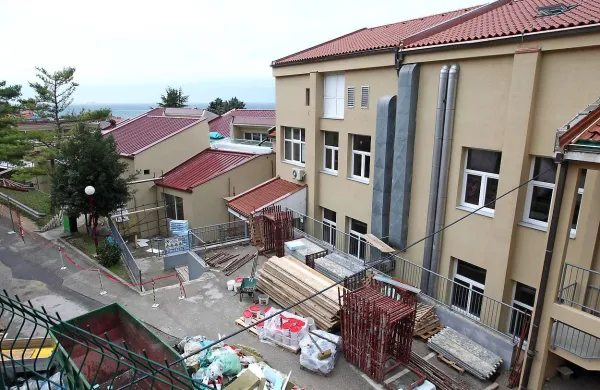Lani so tako obnavljali fasado, streho in okna osnovne šole Cirila Kosmača v Piranu, s čimer so stroške za elektriko in ogrevanje zmanjšali za polovico