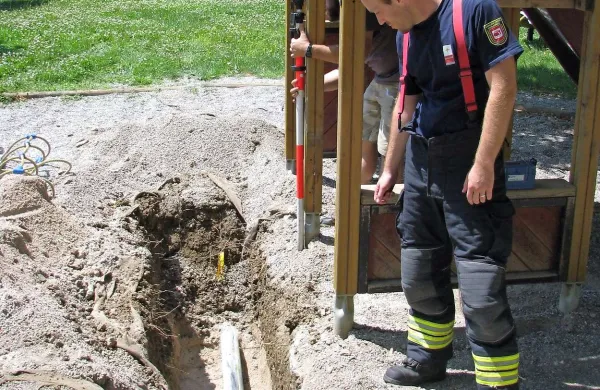 Zaradi poškodbe cevi je začel iz nje uhajati plin