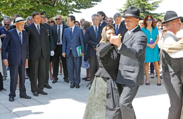 Na Sveti Gori so predsednikoma in gostom zaplesali člani folklorne skupine iz Kala nad Kanalom 