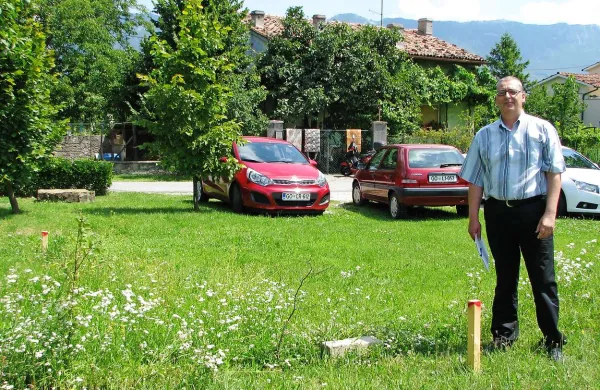 Ministrstvo namerava zgraditi bazno postajo na zelenici v neposredni bližini   hiš, civilna iniciativa, na čelu s predsednikom Petrom Lemutom, pa je odločno proti