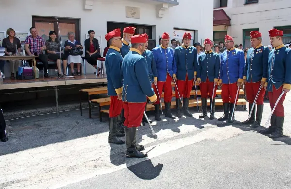 Spominski dan so obogatili  pevci (na fotografiji zbor za ohranjanje tradicij dragonarskega polka), godci, plesalci in govorniki