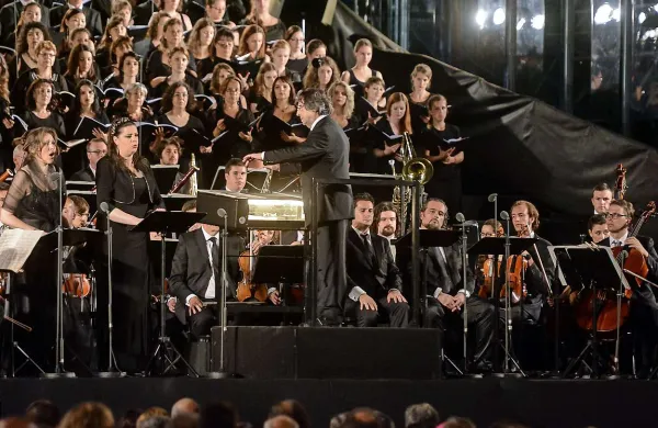 Pod taktirko maestra Riccarda Mutija je zazvenel Verdijev Requiem