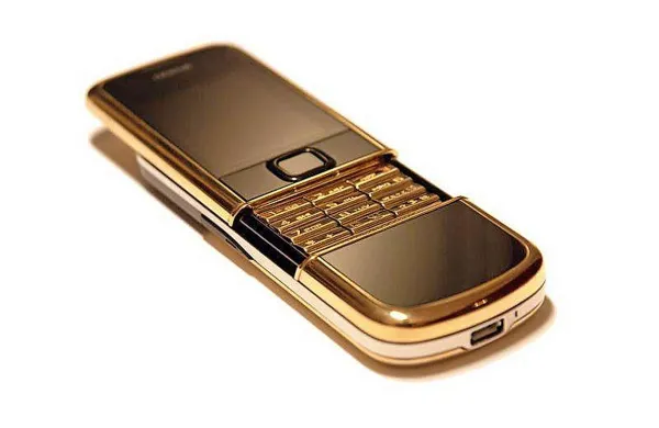 Ruskemu turistu so ukradli torbico, v kateri je imel zlat mobilni telefon in zlato pisalo, skupaj vredna kar 75.000 evrov