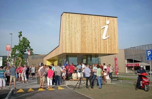 V Postojni so  ob krožišču na Tržaški cesti odprli že šesti Turistično informacijski center
