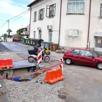  V času obnove vodovoda bo v vseh treh občinah kar 34 gradbišč. Nekatera bližnje stanovalce precej motijo. Tako v Šmarjah pravijo, da so jaški slabo označeni in nezaščiteni, robovi asfalta visoki in nevarni za pnevmatike, hiše pa prašne, saj je na cesti