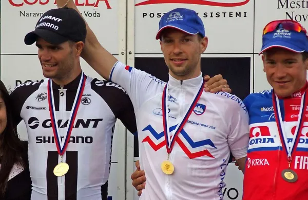 Matej Mugerli (v sredini) z majico državnega prvaka  med drugouvrščenim Luko Mezgecem (levo) in Kristjanom Fajtom  