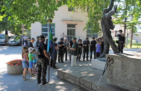 Ne vroče  sonce, ne dež, ne sneg v zadnjih desetih letih niso ustavili udeležencev pohoda Po poteh spomina in opomina vojne 1941-1945 in 1990-1991