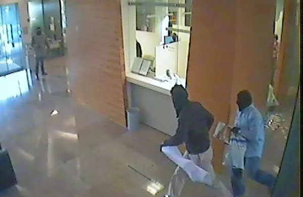 Trije zamaskirani moški so rop izvedli bliskovito. Med begom pa so večjo vsoto denarja tudi izgubili. 