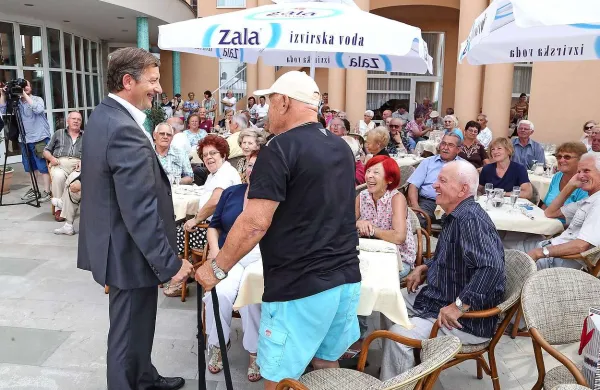 Karla Erjavca so pozdravili Izolski upokojenci, pa številni, ki  letujejo v hotelu Delfin 
