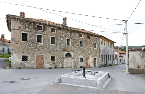 Jančarjevo domačijo v Senožečah bodo, kot kaže, kmalu porušili