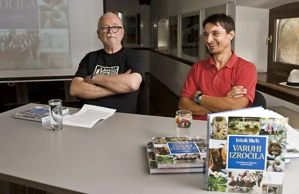 Knjigo Varuhi izročila sta predstavila avtor Iztok Ilich (levo) in urednik Adrian Kert 