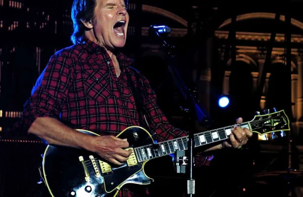 Ameriški pevec in kitarski mojster John Fogerty je s svojo glasbeno tovarišijo na koncertu v Trstu nanizal kar nekaj znanih pesmi svojega kultnega pokojnega benda Creedence Clearwater Revival