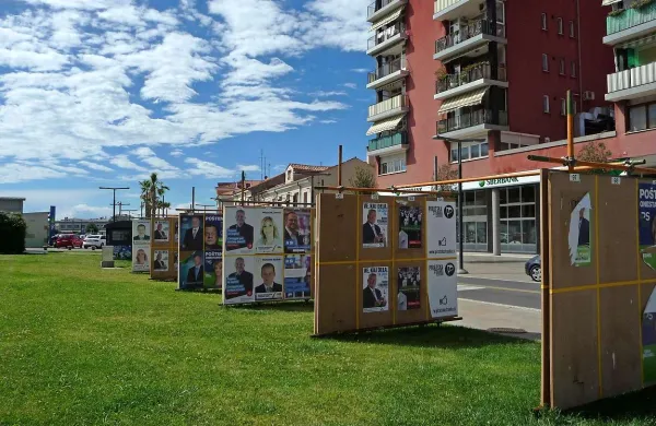 Kdo se ne bo smejal samo s plakatov, ampak tudi v poslanskih klopeh?