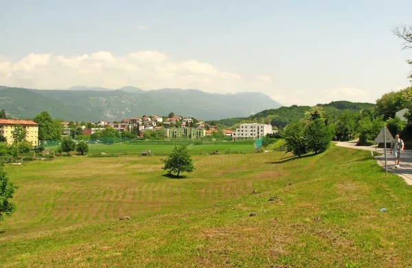 Zelenice ob Kornu   je občina namenila bivanju za posebne potrebe (študentje, dijaki, upokojenci) in gradnji blokov za stanovanjski sklad 