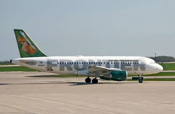 Pilot ameriške letalske družbe Frontier Airlines je za vseh 160 potnikov, ki so več ur lačni čakali v letalu, naročil pice