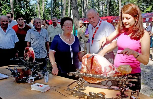 Turizem mora postati izložbeno okno Krasa, gastronomska ponudba pa njen izpostavljeni del. Kraševci so pri tem odločeni, da si tudi zase odrežejo zajetnejšo rezino pršuta.