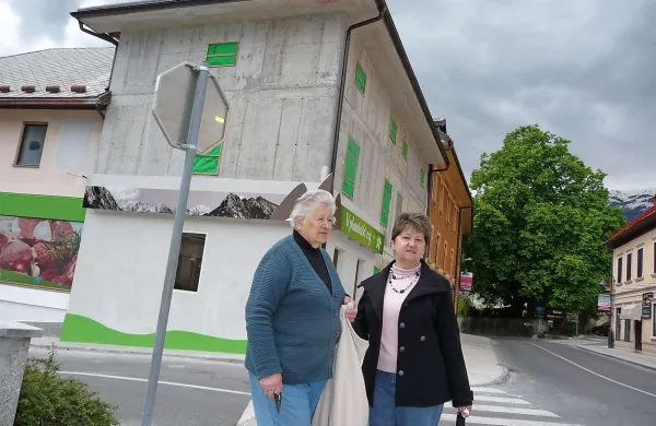 Ema Mavrič (levo) in Ada Babič sta med tistimi, ki že deset let čakajo na potresno prenovljeno stanovanje