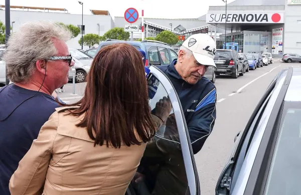 Dušana Črnigoja je  pred zaporom pričakala žena, na vprašanja novinarjev ni odgovarjal