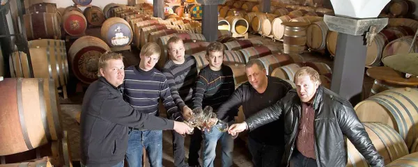 Šest Ščurkov, oče in pet sinov (z leve): Primož, Nejc, Tomaž, Matjaž, Stojan in Uroš 