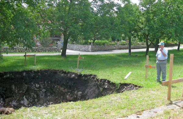 Luknjo za temelje stolpa za bazno postajo so izkopali le nekaj metrov od dvorišč štirih hiš pri železniški postaji v Rakitovcu