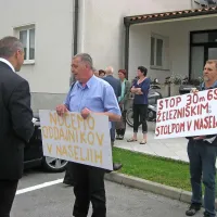  Peter Lemut in Izidor Bogataj sta včeraj predstavnike vlade v Hrpeljah  pričakala z jasnim sporočilom  