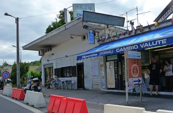 Poleti ob koncih tedna se tuji vozniki, ki kupujejo vinjeto, gnetejo ob kiosku na nekdanjem mejnem prehodu Škofije in ovirajo promet, čeprav vinjeto lahko kupijo na avtocesti že pri Benetkah 