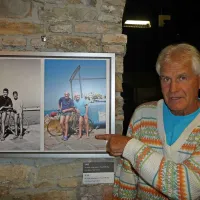 Vojko Vojvoda, ki je pred upokojitvijo vodil Center za kulturo, šport in prireditve, kaže na fotografijo, na kateri je na začetku ribiškega pomola   s predsednikom društva likovnih umetnikov Lik   Zorkom Dežjotom -  leta  1960 in  2014