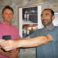  Marijan Koren (levo) in  Davorin Marc, leta  1974 in  2014 na Trgu padlih za svobodo. Marc je  avtor eksperimentalnih filmov, Koren pa je  že od nekdaj njegov sosed   